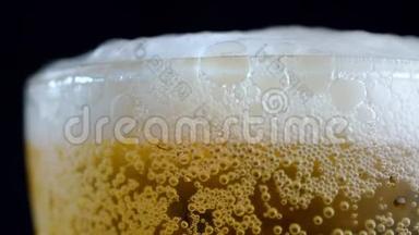 宏观慢镜头拍摄，将啤酒倒入<strong>玻璃杯</strong>中，直到啤酒在<strong>玻璃杯</strong>上气泡。